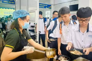 Học sinh Trường THPT Nguyễn Thị Diệu (TPHCM) nhận phần ăn bán trú. Ảnh: NTCC. 