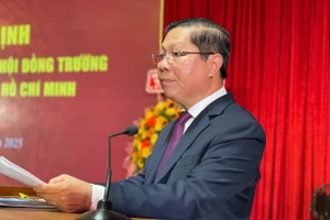 Thứ trưởng Bộ GD&ĐT Lê Tấn Dũng phát biểu chúc mừng Trường ĐH Nông Lâm TPHCM. Ảnh: Hà An.