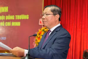 Thứ trưởng Bộ GD&ĐT Lê Tấn Dũng phát biểu chúc mừng Trường ĐH Nông Lâm TPHCM. Ảnh: Hà An.