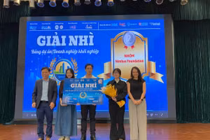 Nhóm dự án giành giải cao nhất bảng dự án khởi nghiệp. Ảnh: Phúc Uyên.