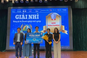Nhóm dự án giành giải cao nhất bảng dự án khởi nghiệp. Ảnh: Phúc Uyên.
