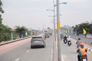 Ô tô được chạy lên cầu Bình Triệu 1. Ảnh: Phúc Uyên. 