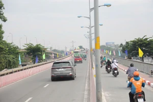 Ô tô được chạy lên cầu Bình Triệu 1. Ảnh: Phúc Uyên. 