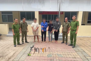 Nhóm thiếu niên với những hung khí tự chế. (Ảnh: Công an TPHCM).