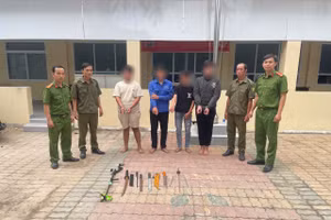 Nhóm thiếu niên với những hung khí tự chế. (Ảnh: Công an TPHCM).