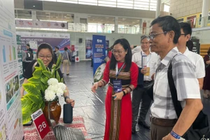 Các sản phẩm ứng dụng AI trong giáo dục được giới thiệu tại ngày hội. Ảnh: Hà An.