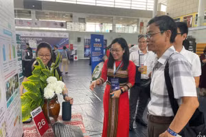 Các sản phẩm ứng dụng AI trong giáo dục được giới thiệu tại ngày hội. Ảnh: Hà An.