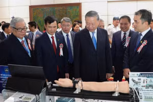Tổng Bí thư, Chủ tịch nước Tô Lâm tham quan triển lãm thành tựu khoa học công nghệ của ĐHQG Hà Nội. Ảnh: VNU.