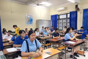 Học sinh tham gia kỳ thi Tuyển sinh lớp 10 tại TPHCM năm học 2024 - 2025. Ảnh: Hà An.