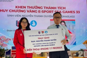 Nguyễn Thanh Duyên nhận "mưa" quà tặng từ nhà trường và các doanh nghiệp. Ảnh: Hà An.