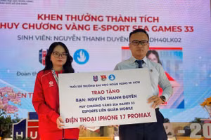 Nguyễn Thanh Duyên nhận "mưa" quà tặng từ nhà trường và các doanh nghiệp. Ảnh: Hà An.