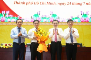 Ông Nguyễn Mạnh Cường, Phó Chủ tịch UBND TPHCM (thứ 2 từ trái sang) nhận quyết định từ lãnh đạo TPHCM. (Ảnh: Cổng TTĐT TPHCM)