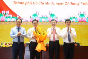 Ông Nguyễn Mạnh Cường, Phó Chủ tịch UBND TPHCM (thứ 2 từ trái sang) nhận quyết định từ lãnh đạo TPHCM. (Ảnh: Cổng TTĐT TPHCM)