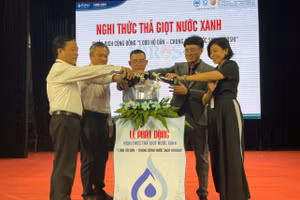 Đại diện các đơn vị tổ chức thực hiện nghi thức phát động chiến dịch "1.000 hộ dân - chung dòng nước sạch" tại Trường Đại học Bình Dương. Ảnh: Hà An.