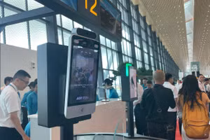 Camera xác thực khuôn mặt khách đi máy bay được bố trí tại Nhà ga T3 sân bay Tân Sơn Nhất. Ảnh: Hà An.