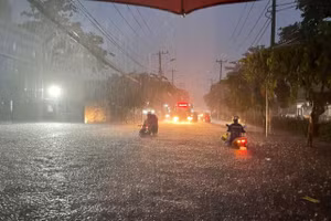 Tối 5/8, cơn mưa lớn như trút kéo dài 2 giờ khiến nhiều tuyến đường ở TPHCM ngập lút bánh xe, nhiều người vất vả dắt bộ xe bị chết máy.