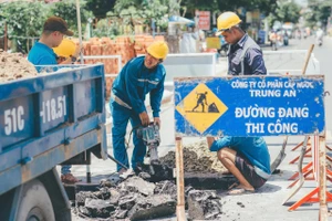 Nhân viên Công ty cấp nước Trung An đang thi công. (Ảnh minh họa: T.A)