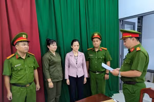 Công an TPHCM đọc lệnh tạm giữ hình sự Nguyễn Thị Tuyết Chinh. (Ảnh: Công an TPHCM).