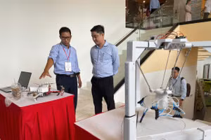 Gian hàng triển lãm của trường đại học tại Techmart chuyên ngành công nghệ xanh và tuần hoàn. Ảnh: Hà An.