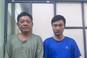 Mai Đình Bá (phải) và Nguyễn Hùng tại cơ quan điều tra. (Ảnh: Công an TPHCM)