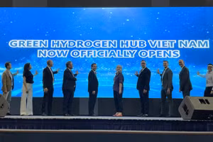 Thứ trưởng Nguyễn Văn Phúc cùng các đại biểu thực hiện nghi thức khánh thành Trung tâm Hydrogen Việt Nam tại Trường Đại học Việt Đức. Ảnh: Hà An.