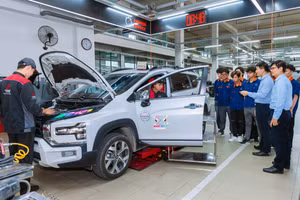 Sinh viên Trường Cao đẳng Công nghệ cao Đồng An tham quan xưởng sửa chữa ô tô. Ảnh: DAP.