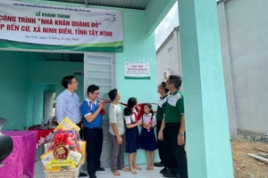 Nghi thức khánh thành nhà mới cho 2 nữ sinh nghèo ở xã vùng biên giới tỉnh Tây Ninh. Ảnh: Hà An.