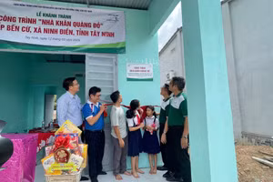 Nghi thức khánh thành nhà mới cho 2 nữ sinh nghèo ở xã vùng biên giới tỉnh Tây Ninh. Ảnh: Hà An.