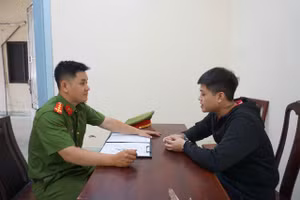 Hoàng Đức Huy tại cơ quan Công an. (Ảnh: Công an TPHCM).