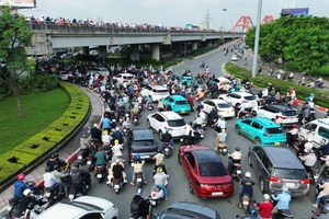 Xe máy đông đúc, ùn ứ tại nút giao Bình Triệu. Ảnh: Phúc Uyên.