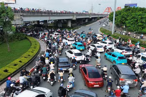 Xe máy đông đúc, ùn ứ tại nút giao Bình Triệu. Ảnh: Phúc Uyên.