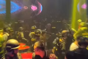 Công an TPHCM đột kích quán bar Six T Club.