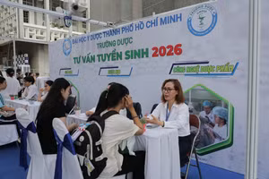 Học sinh tìm hiểu thông tin tuyển sinh tại ngày hội. Ảnh: NTCC.