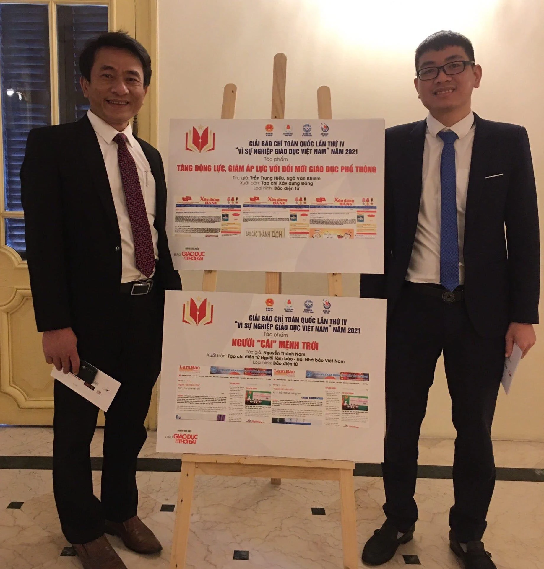 Thầy giáo Trần Trung Hiếu (trái) và tác giả Ngô Văn Khiêm (phải) từng tham gia Giải Báo chí toàn quốc “Vì sự nghiệp giáo dục Việt Nam”.