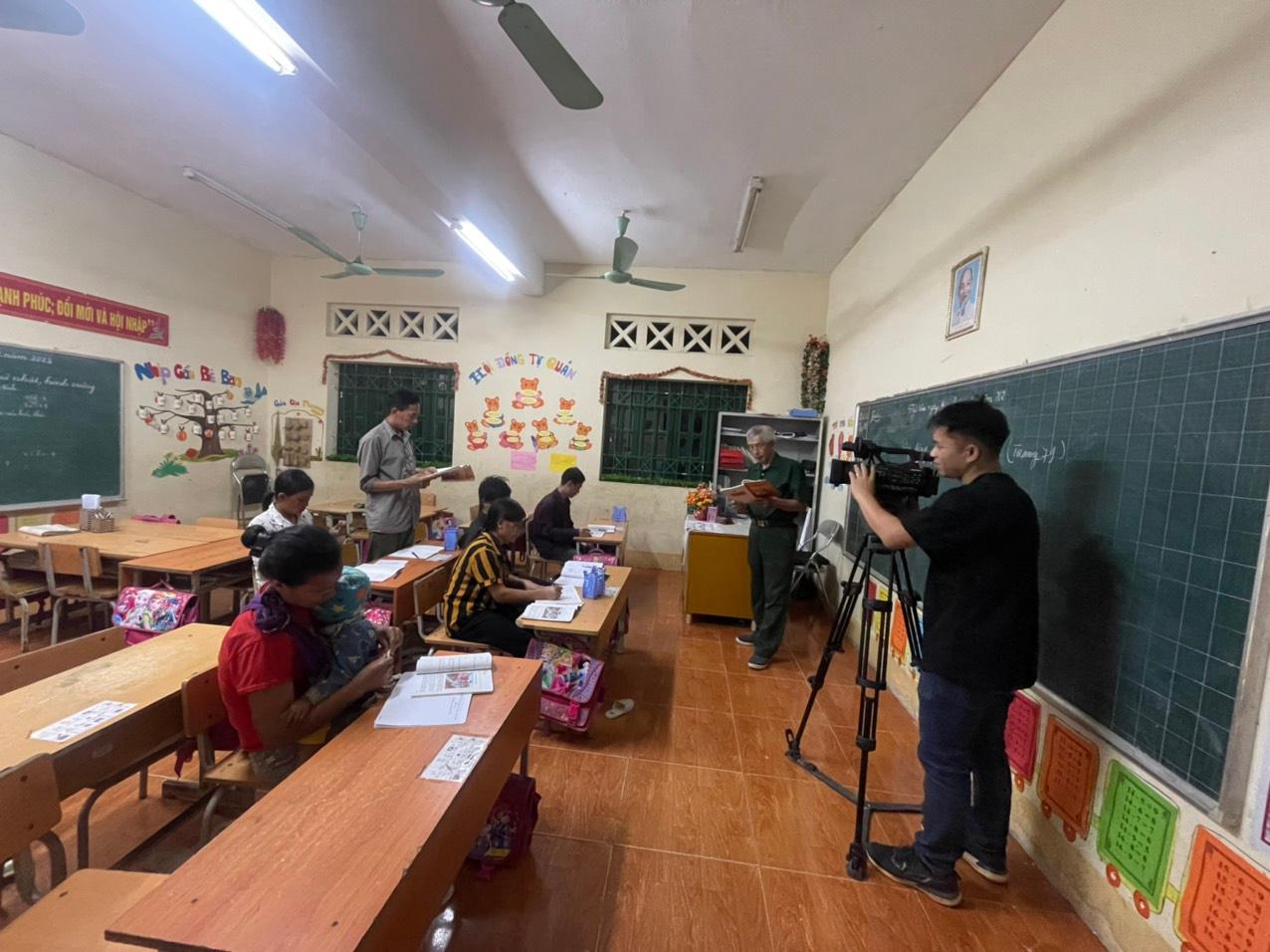 Tác nghiệp tại lớp học của thầy giáo Phạm Huy Cảm. Tác nghiệp tại lớp học của thầy giáo Phạm Huy Cảm.