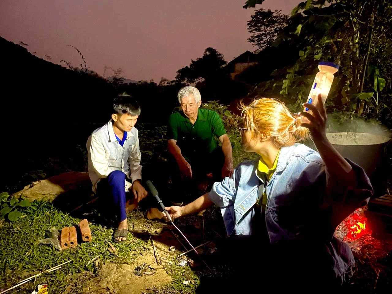 Nhóm tác giả phỏng vấn nhân vật cho bài viết.