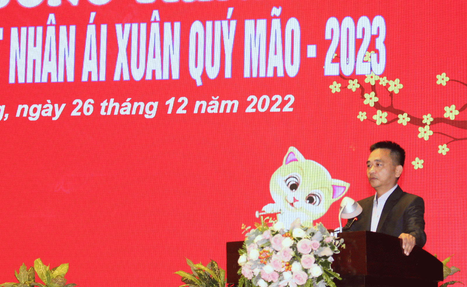 Ông Nguyễn Trí Nhân, Phó Chủ tịch UBND quận, Chủ tịch Hội Chữ thập đỏ quận phát biểu tại buổi lễ.