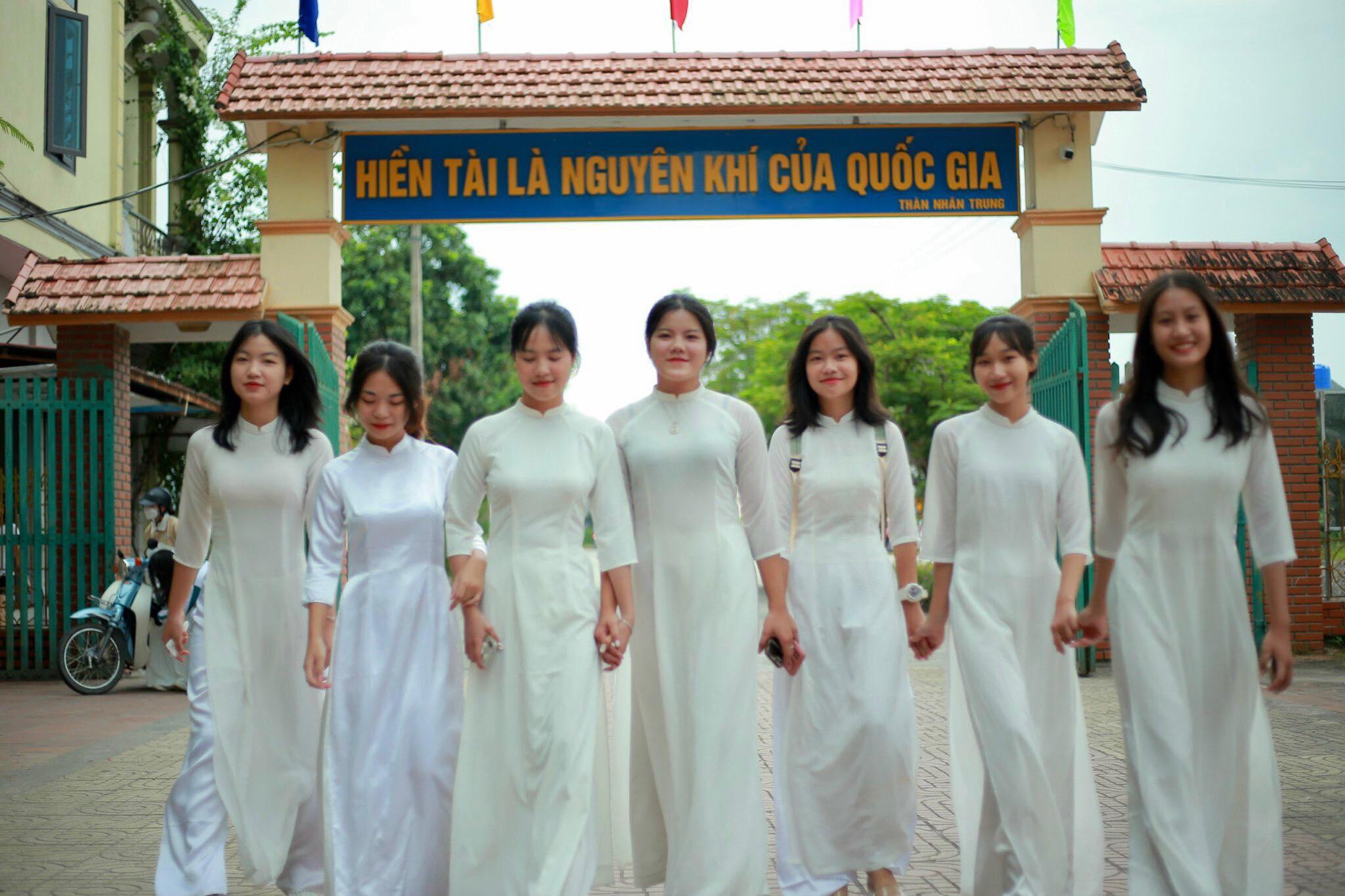 Nữ sinh Trường THPT Yên Khánh A trong ngày khai giảng Nữ sinh Trường THPT Yên Khánh A trong ngày khai giảng