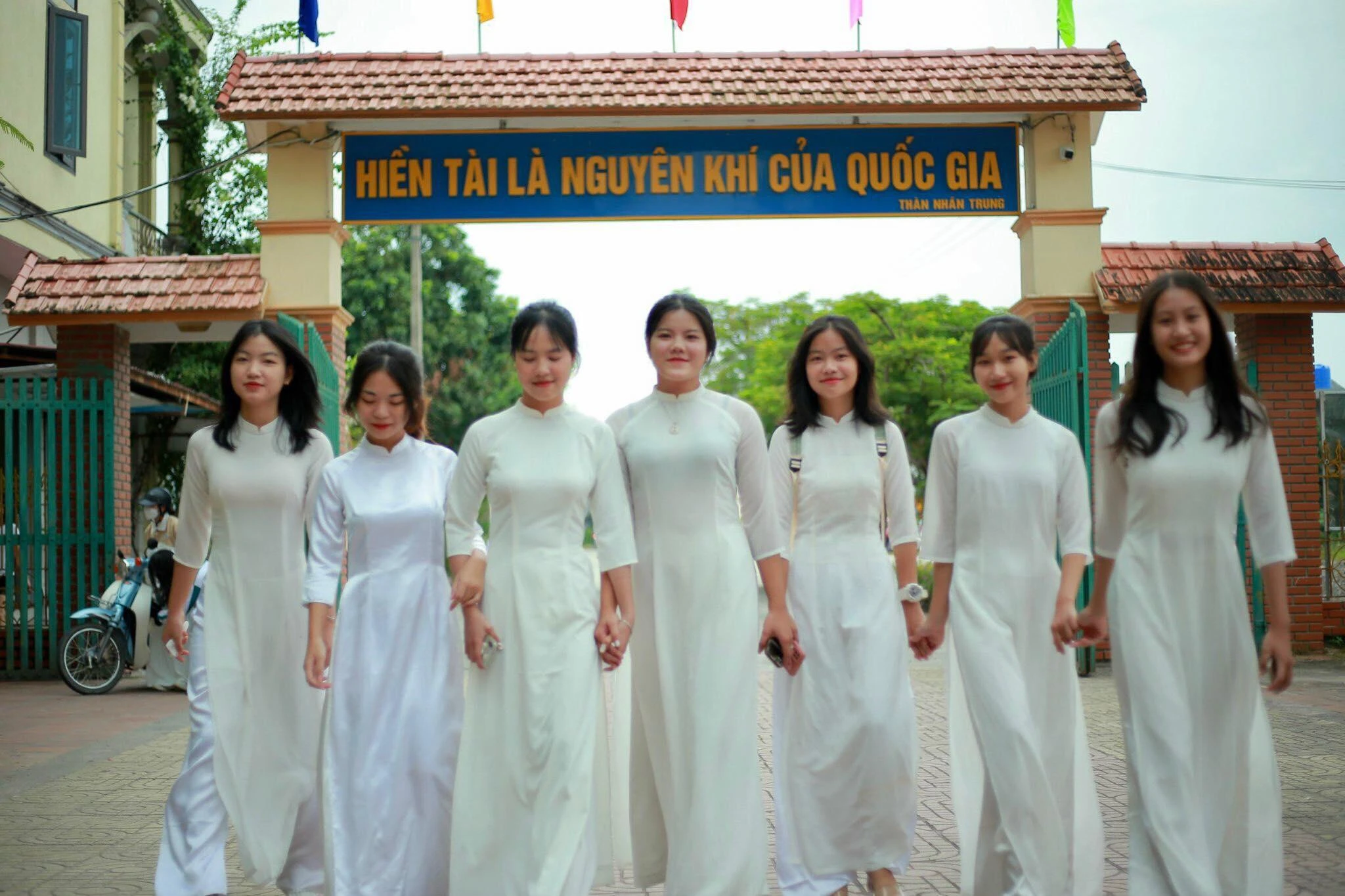 Nữ sinh Trường THPT Yên Khánh A trong ngày khai giảng