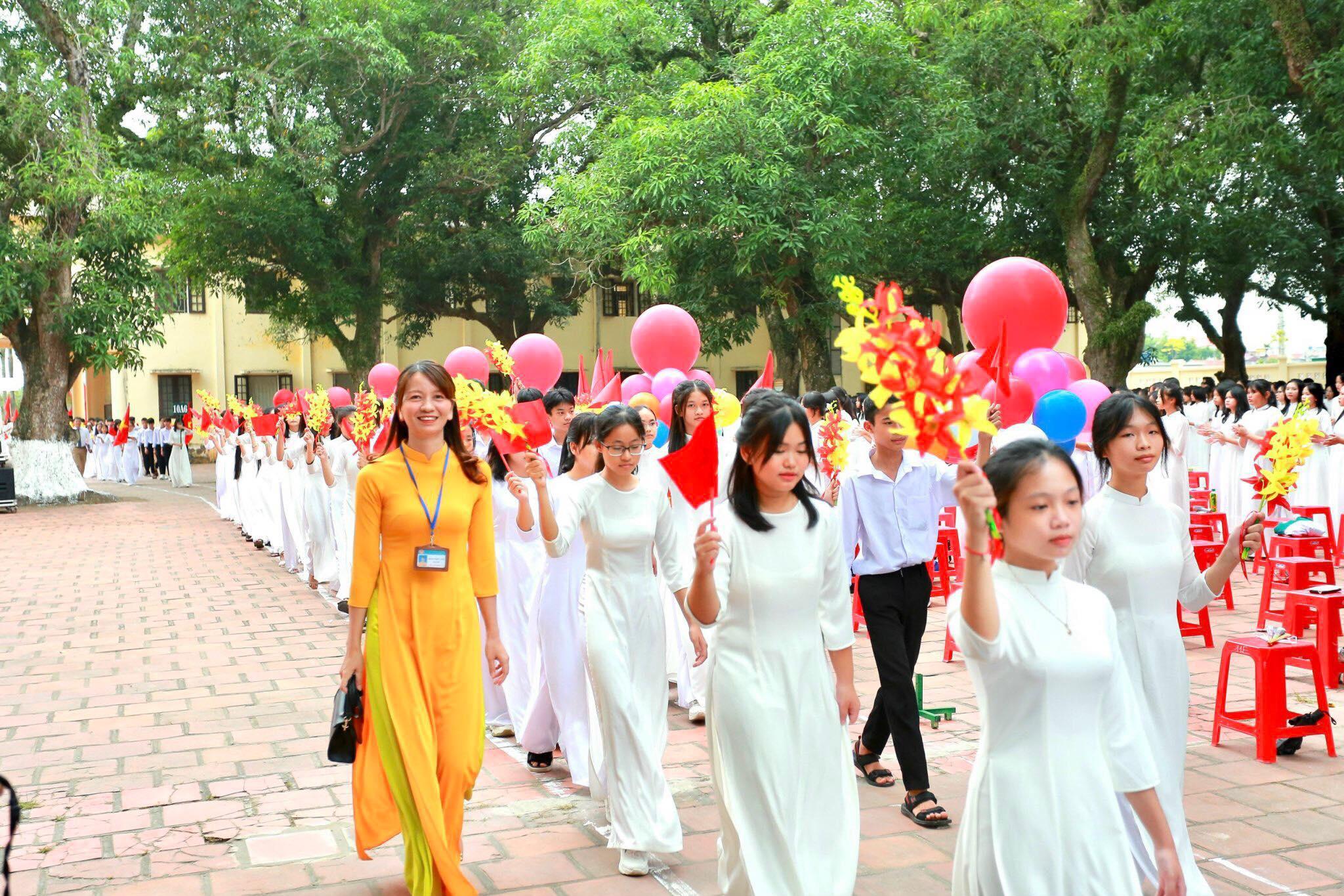 Giáo viên học sinh Trường THPT Yên Khánh A vui mừng đón năm học mới Giáo viên học sinh Trường THPT Yên Khánh A vui mừng đón năm học mới