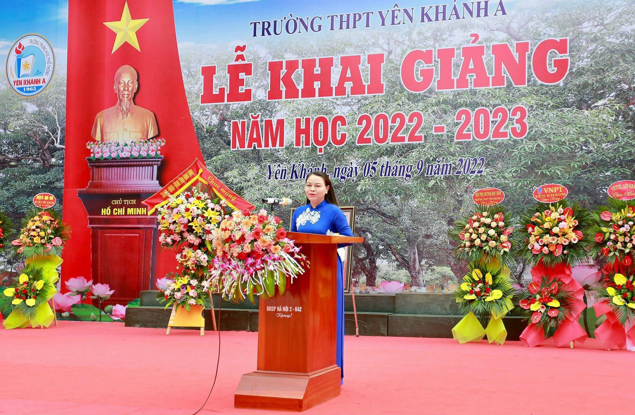 Bà Nguyễn Thị Thu Hà, Bí thư Tỉnh ủy Ninh Bình dự và phát biểu tại lễ khai giảng.