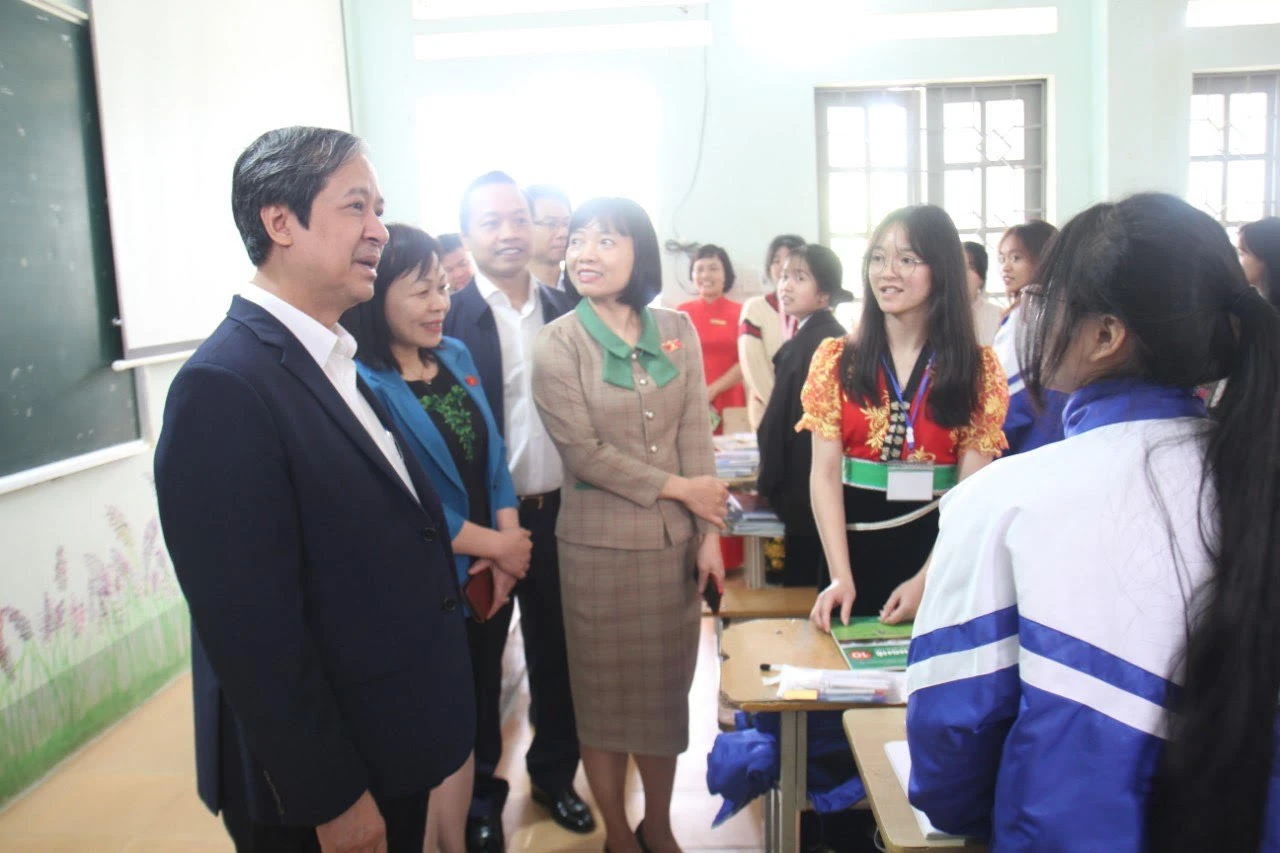 Bộ trưởng Nguyễn Kim Sơn cùng Đoàn giám sát trao đổi với học sinh nhà trường. Ảnh: Hà Thuận