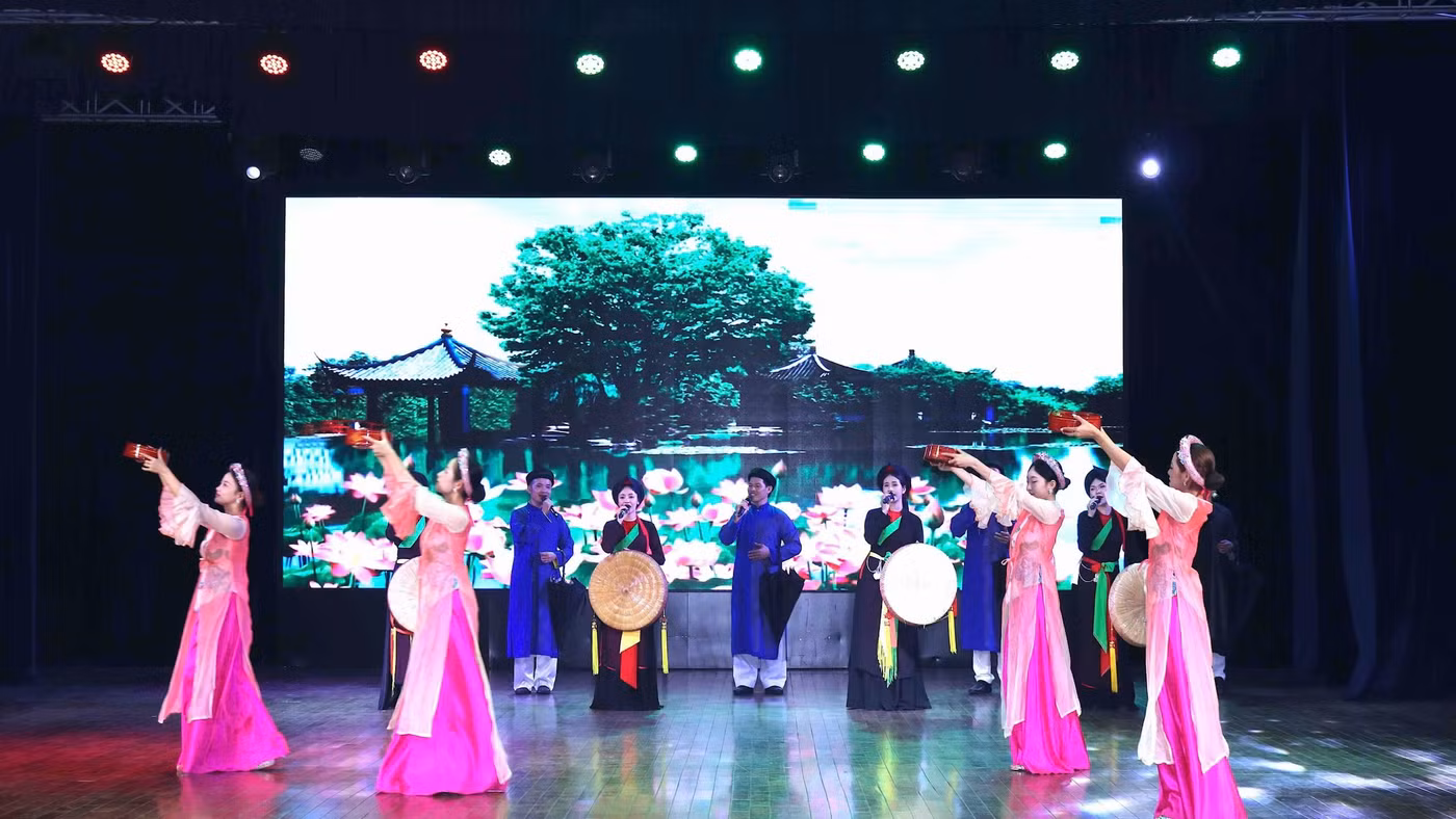 Nghệ sĩ trình diễn quan họ Bắc Ninh. Ảnh: Bảo Anh