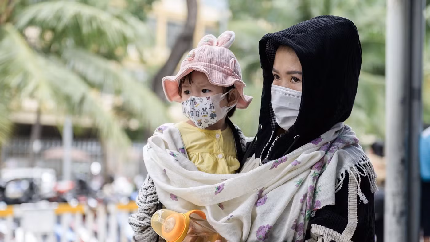 Thời tiết nắng nóng ảnh hưởng đến sức khỏe của trẻ. Ảnh minh họa: Hoài Bảo.