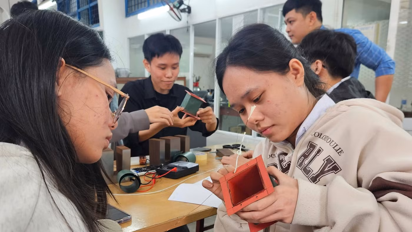 Học sinh Trường THPT Nguyễn Văn Thoại với dự án STEM - hoạt động giáo dục có sự kết nối giữa phổ thông và đại học. Ảnh: NTCC