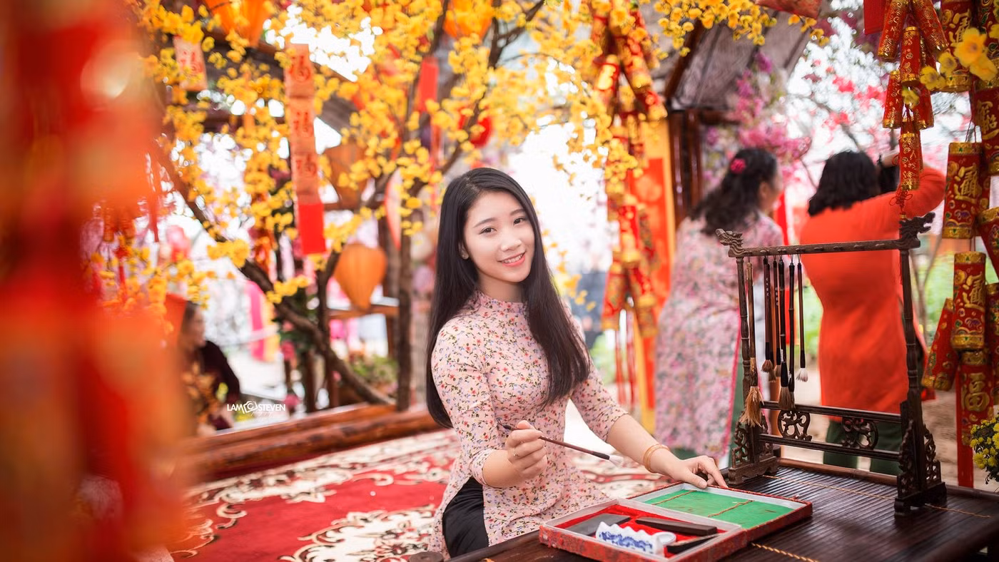 Áo dài xuất hiện trong không gian Tết truyền thống thu hút giới trẻ trải nghiệm và chụp ảnh. Ảnh: INT.