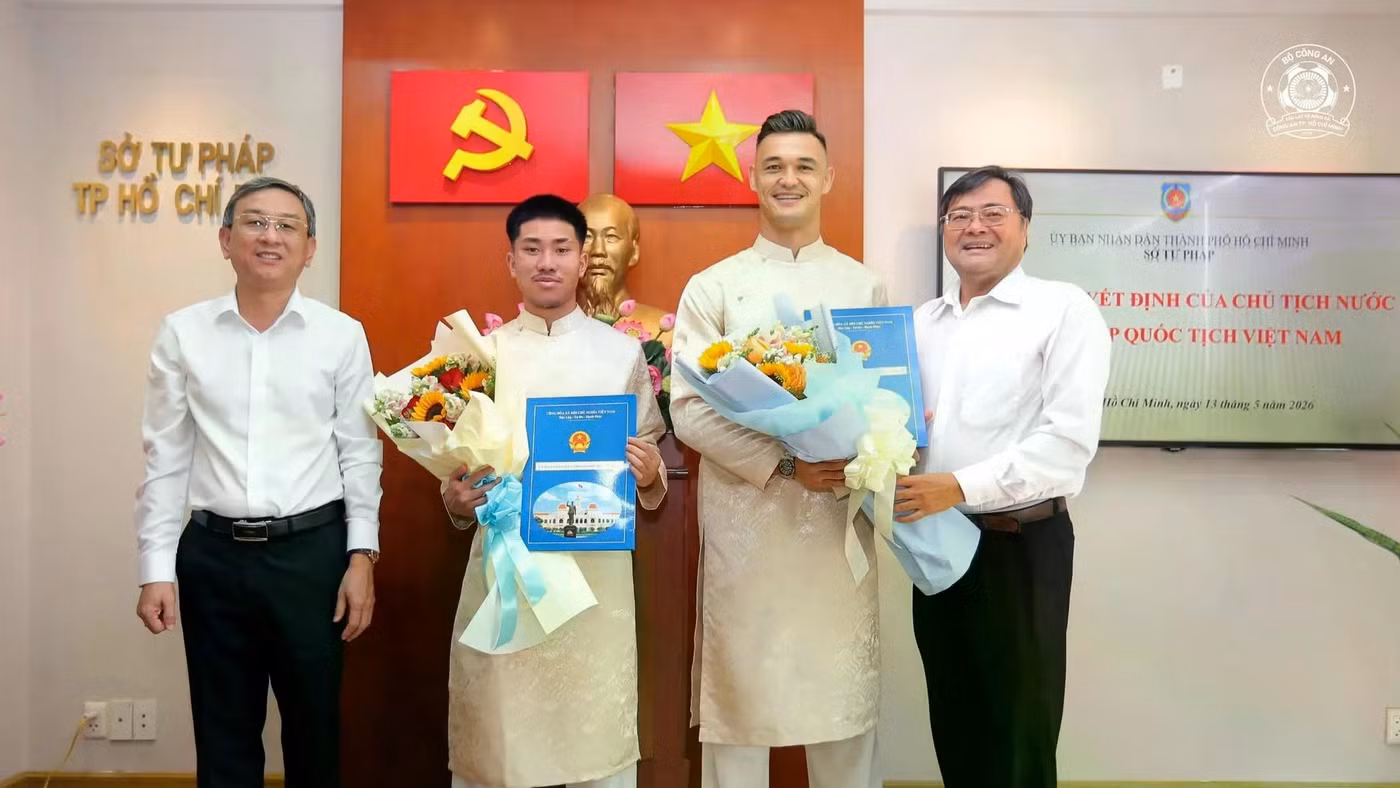 Ngô Đăng Khoa (trái) và Patrik Lê Giang trong lễ trao quyết định nhập quốc tịch Việt Nam. Ảnh: CLB Công an TPHCM.