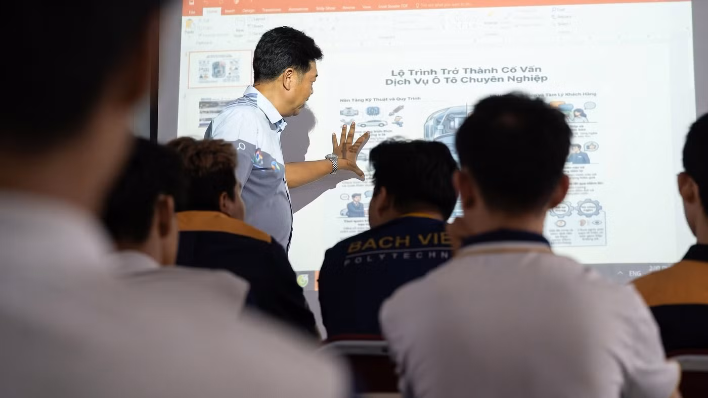 Giờ học thuộc ngành Công nghệ ô tô, Trường Cao đẳng Bách khoa Bách Việt (TPHCM). Ảnh: BKBV