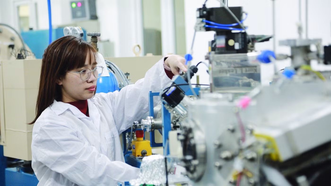 Nghiên cứu trong phòng lab ở Đại học Quốc gia Hà Nội. Ảnh: VNU