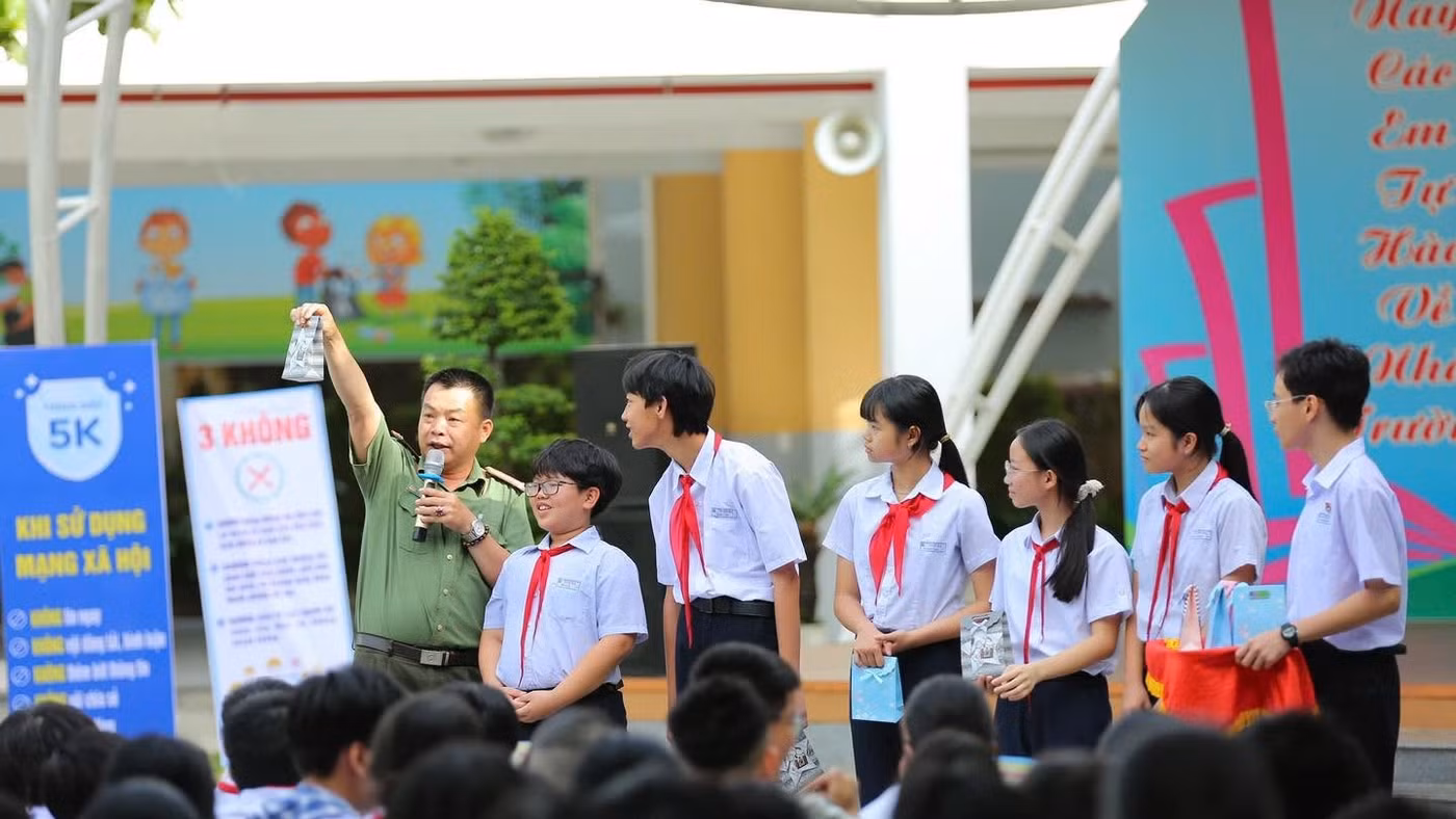 Trường THCS Nguyễn Huệ tổ chức chuyên đề An toàn trên không gian mạng cho học sinh. Ảnh: NTCC